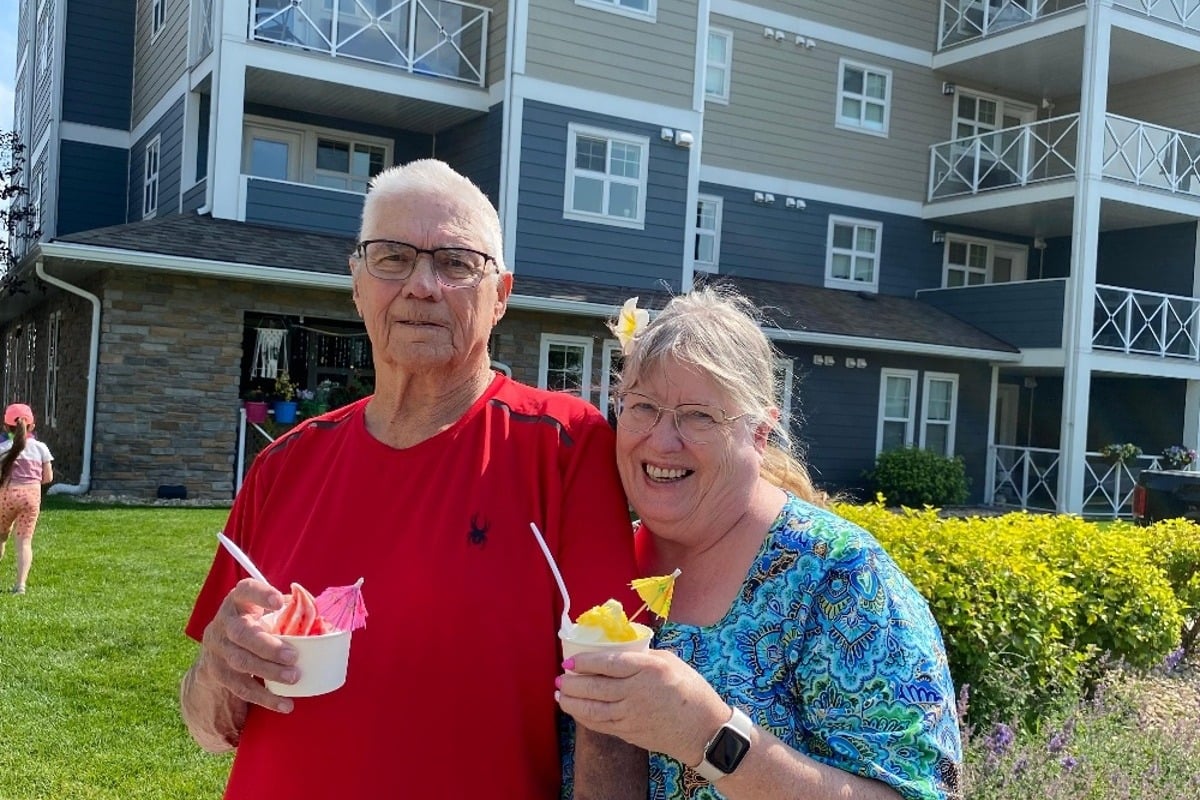 senior-living-couple-enjoying-bwalk-community-event